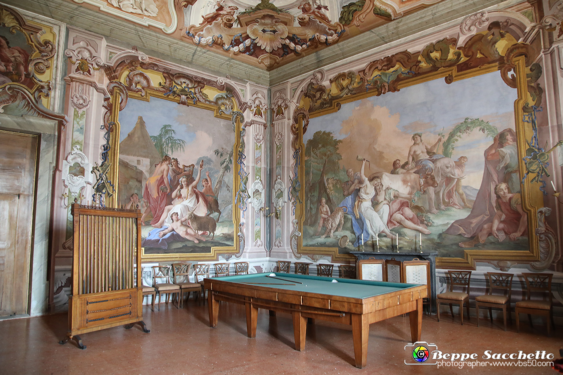 VBS_6722 - Villa Pisani - Stra (Venezia).jpg - SALA DEL TRIONFO DI BACCO  Entrando nella sala colpisce immediatamente la pienezza della decorazione pittorica che risale al '700. L'opera fu realizzata verso il 1770 da Jacopo Guarana (1720-1808) con scene ispirate al mito di Bacco e al tema musicale del Baccanale. Sul soffitto le nozze di Bacco e Arianna. 